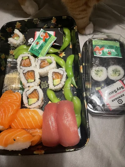 AMBIWALENTNYPSIUR - Kitek pierwszy do sushi, dałem mu łososia to się oblizuje już 5 m...