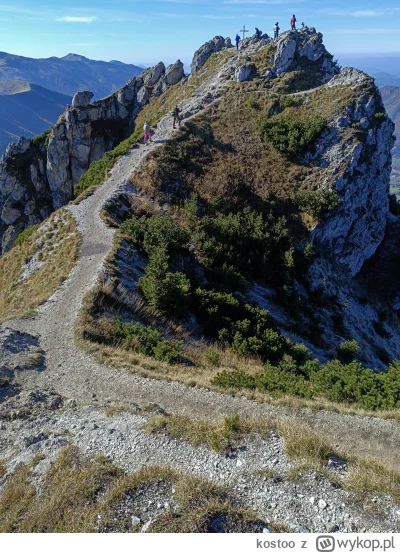 kostoo - @high_hopes
 Wygląda jak Wielki Rozsutec.

Łap plusa :)