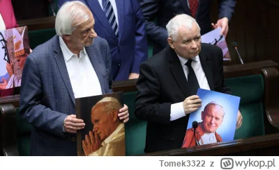 Tomek3322 - Czemu Kaczyński przyłożył portret Pawlacza do mikrofonu? Myślał że coś po...