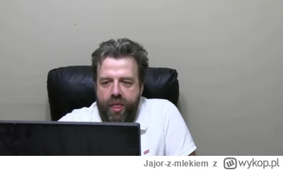 Jajor-z-mlekiem - "W pustym pokoju uwiędłe kwiaty﻿ w fotelu siedzi jełop wąsaty
A zeg...