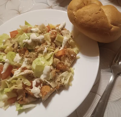 tomwick55 - Kolacja chuopska - sałatka z kurczakiem i sosem czosnkowym + kajzerka 

#...
