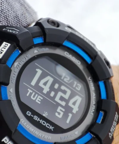 JanuszzGalilei - Ale mnie w---w.. ten zegarek. Paruje od samego noszenia na ręce.

#g...