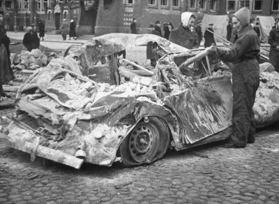 wfyokyga - Rozdupcony samochód po nalocie w Helsinkach.
#nocnewojny