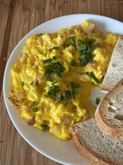 kamileon25 - Moim zdaniem idealna jajecznica jest mocno mięsna, mocno maślana, mocno ...