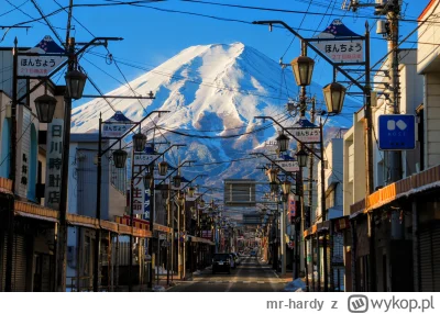 m.....y - Góra Fuji nad miastem Fujiyoshida.

#japonia #gory #fotografia #zdjecia #az...