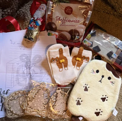 fuurin - Dotarła kotkowa paka od @CityHunter (｡◕‿‿◕｡)

Dostałam skarpetki z kocimi ja...