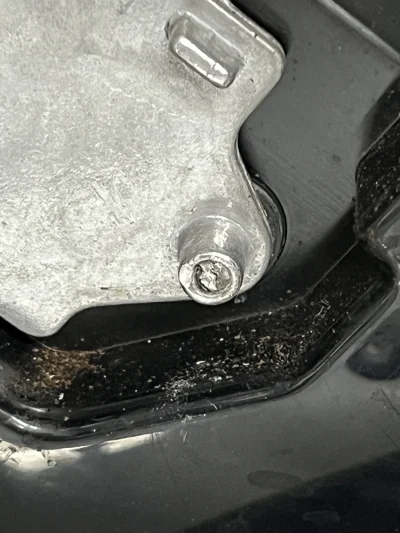 przeczki - Jak wykręcić taką małą urwaną śrubę? To chyba M5 albo M4 mocowana w alumin...