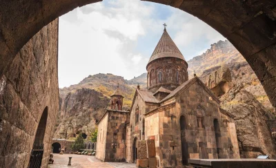 salo91 - @olszus: monastyr wygląda jak typowy kaukaski monastyr, a tym z kolei daleko...