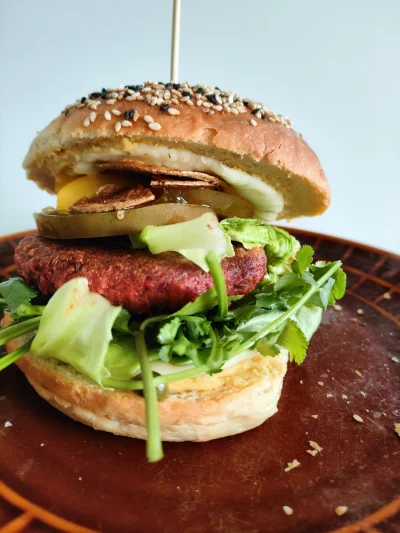 Kotouak - #gotujzwykopem #foodporn #wegetarianizm
Lewacki Vege burger z kotletem z le...