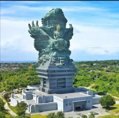 Loskamilos1 - Posąg Garuda Wisznu znany także pod skrótem GWK, znajdujący się na wysp...