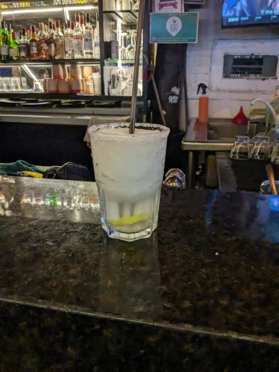 Spokoloko666 - Chłop se kupił Margaritę w Playa del Carmen I se pije sam w barze. Jak...
