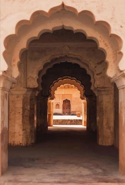 Loskamilos1 - Łukowy korytarz w Orchha Fort, indyjski stan Madhya Pradesh. Wygląda ja...