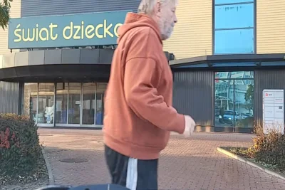 piSSowiec39 - Wygląda jak bezdomny odwożący wózki klientom. #kononowicz #patostreamy