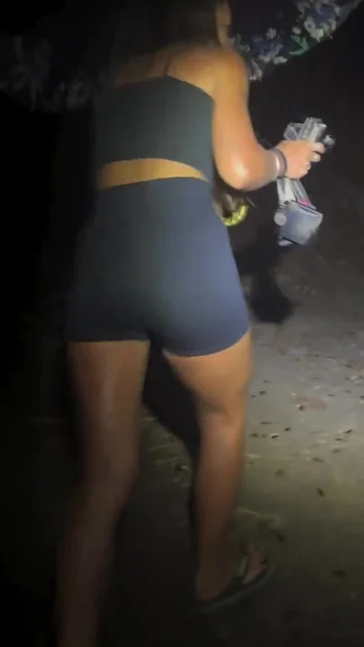 cheeseandonion - Facet - Czy lubisz przyrodę i zwierzęta?
Dziewczyna - kocham przyro...