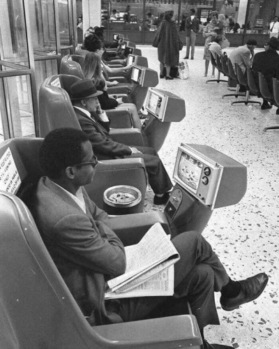arkan997 - Krzesła telewizyjne na monety w terminalu autobusowym Greyhound w Los Ange...