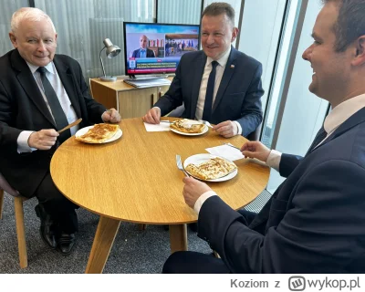 Koziom - Sweet focia ze świadkiem (Kaczyński) w przerwie przesłuchania, bo obiadek.

...