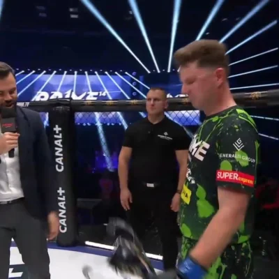 maharaja - Definicja cworda
Zakompleksiony chłopczyk bojący się zdjąć koszulkę i biją...