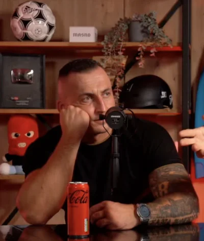 zdrajczyciel - Po co ten manekin jest przy tym stole? Żeby Bombel miał jakiś c---i do...