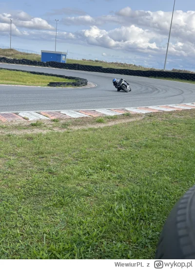 WiewiurPL - Daj ktoś streszczenie wyścigu MotoGP bo ja torze i nie szkło oglądać. #mo...