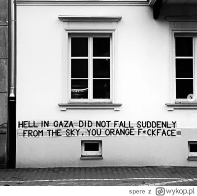 spere - Hasło na budynku naprzeciwko amerykańskiej ambasady w Warszawie, do pomarańcz...