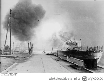 wiekdwudziesty_pl - Na zdjęciu: Marzec 1945 – lekki krążownik „Leipzig” ostrzeliwuje ...