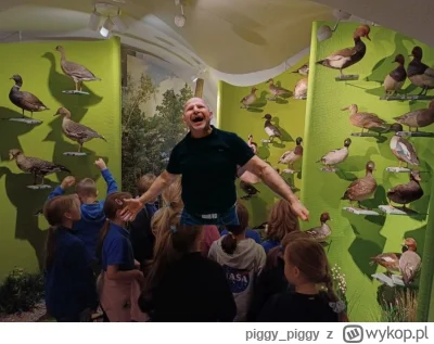 piggy_piggy - Jaca oprowadzający wycieczki po swojej wystawie wypchanych zwierząt 
#f...