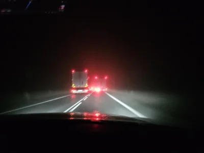 bidzej - dobrze, że chłop żwirowiec jednak w tej mgle, na wąskiej drodze, na pałę bez...