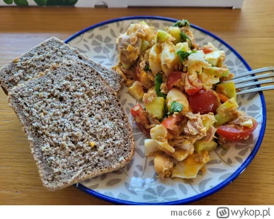 mac666 - Sałatka tego typu: jajka, ogórek zielony, pomidorki koktajlowe, tyńczyk, oli...