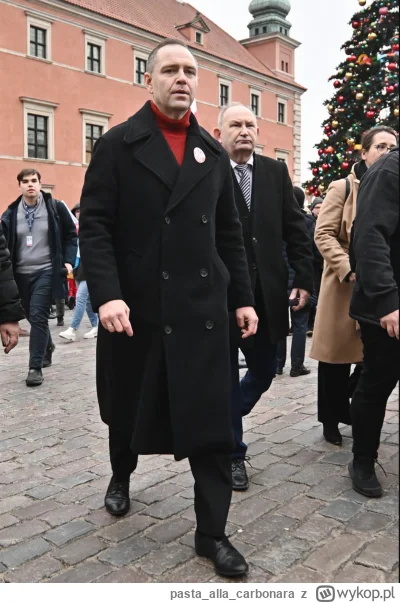 pastaallacarbonara - @KOLEGAMAMY: 
wystarczy zobaczyć Nawrockiego jak jest ubrany na ...