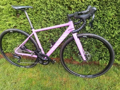 m4kb0l - Taki różowy rowerek dla hehe różowego. Co myślicie? #szosa 
https://www.olx....