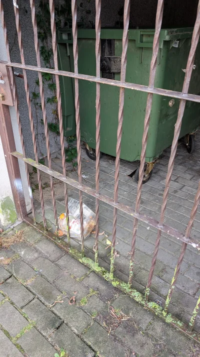 6poziomprokrastynacji - Jakim chujem trzeba byc zeby tak zostawic smieci, jabana pato...