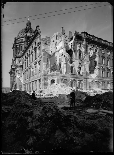 Fennrir - @Syskiev: 
Niemcy wyburzyli w latach 50. zamek w Berlinie (na zdjęciu) i za...