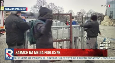 kogi - Barierki zdemontowane przed sejmem montowane są właśnie przed siedzibą TVP
A m...