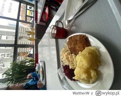 WaltherW - Chuop se w barze mlecznym spożywa posiłek.
#przegryw #jedzenie #barmleczny...