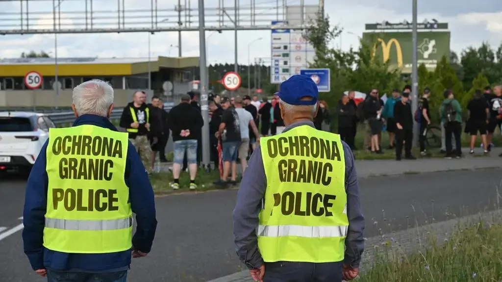 NieznajomyUBram - @uciekinierzplantacji_janusza: Następnym razem dzwoń to  przyjedzie...