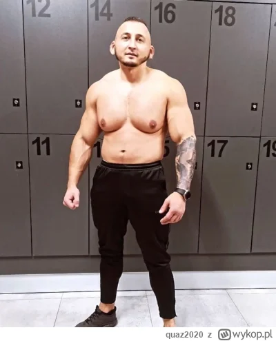 quaz2020 - Szachta wchodzi do Żabki jak do spacerniaka, ty. Kaptur naciągnięty, oczy ...