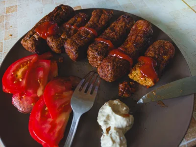 SatanWasa_Babyboomer - Bałkańskie jedzenie i zaraz wjeżdża borat (*muzyka już gra w t...