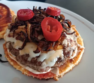 BarkaMleczna - Keto burger na chmurce, z karmelizowaną cebulką, serem i jalapeno.
Prz...