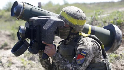 Frwrd05 - Na zdjęciu Ukraiński żołnierz wysyłający telegram z prośbą o wycofanie