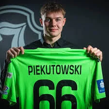 michalglus - Gość 19 lat, 6 mecz w seniorach, cały mecz chroni zespół przed stratą br...