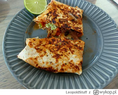 LeopoldStuff - Tortilla z szarpaną wołowiną chilli i w środku jeszcze guacamole, ched...