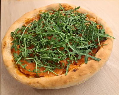 przemytnik - #pizza #gotujzwykopem 
Pizza z kurczakiem, pstrągiem łososiowym i rukolą