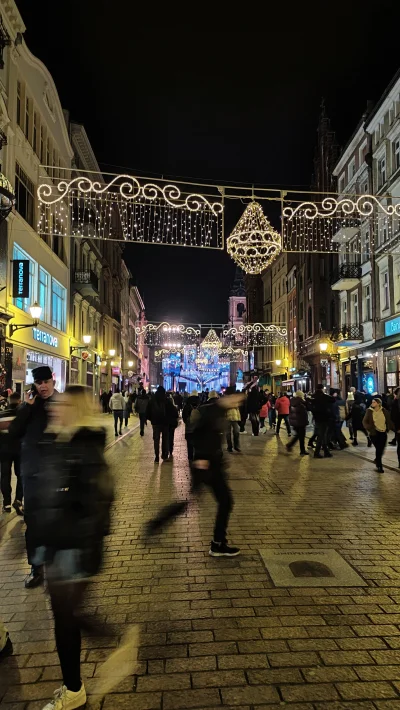 derzaba - @ChlopoRobotnik2137 ogladam sylwester z polsatem na żywo hehe