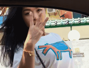 wfyokyga - Pani pokazuje na migi, że potrzebuje 4 szczoteczek do zębów i coś z plecam...