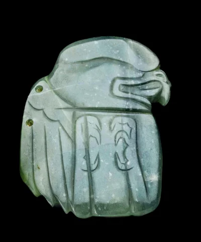 Loskamilos1 - Ozdoba w kształcie drapieżnego ptaszka stworzona z jadeitu,  należała d...