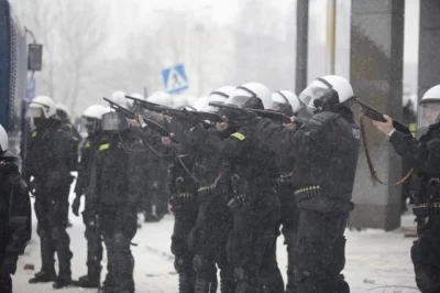 chadaffi - Nie, nie strzelano... to co trzymają to zabawki. A materiał tak zmontowany...