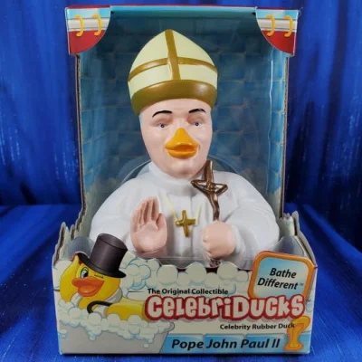 ElLama - Ojciec święty 
W kaczora zaklęty 
Do wanny z bombelkami 
Ładują się parami 
...