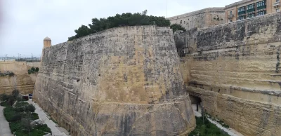 KollA - Valletta, wiele pustych (trwale) lokali mieszkalnych (nawet całych budynków),...