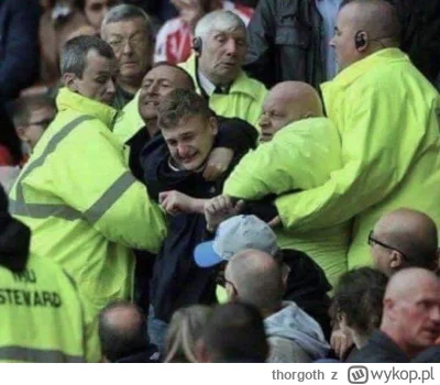 thorgoth - Sceny grozy na Old Trafford. Służby porządkowe zmuszają fanów Unieted do o...
