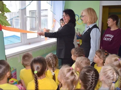 MarcelinaM85 - Wielkie mocarstwo rosja świętuje wstawienie plastikowych okien w szkol...